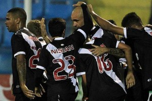 t_97867_o-contestado-cris-marcou-o-gol-da-vitoria-do-vasco-e-foi-muito-festejado-por-seus-companheiros