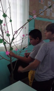 Os alunos colando as folhas verdes com algum benefício que a árvore nos traz.
