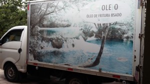 Caminhão coletando o óleo na escola