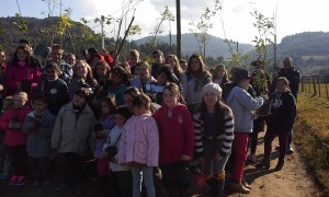 Imagem de todo o grupo de alunos com as mudas a serem plantadas.
