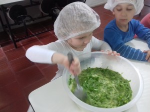 Alunos auxiliando no preparo do bolinho de alface.