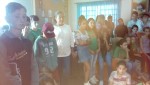 Turma de alunos assistindo videos sobre  Rios dos Sinos