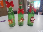 Arranjos de Natal com reutilização de garrafas de vidro