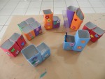 Caixas de leite reutilizadas e transformadas em porta-trecos e/ou material escolar