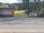 Faixa pintada pelos alunos da COM-VIDA e fixada ao lado da parada de ônibus