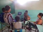 Alunos da COM-VIDA assistindo vídeo sobre a Dengue