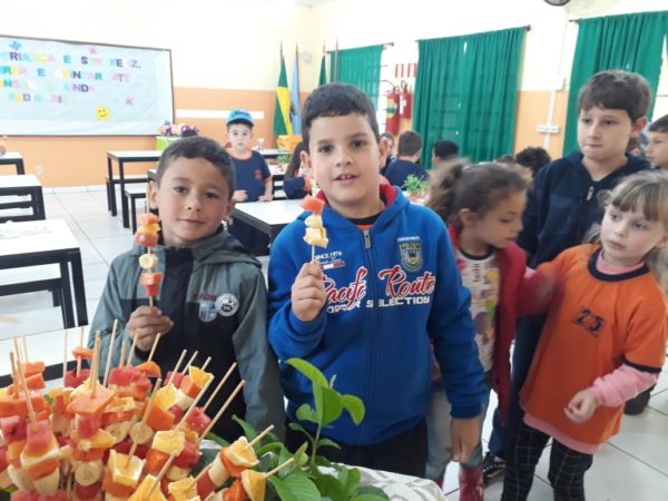 As crianças adoraram a ideia do espetinho de frutas