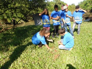 Os alunos contribuindo para a recomposição da mata ciliar.