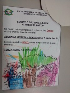 Panfleto informativo sobre o dia da Coleta Seletiva no bairro em que a escola está localizada, distribuído na Passeata pelo Meio Ambiente.